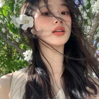 女士遛狗请牵绳